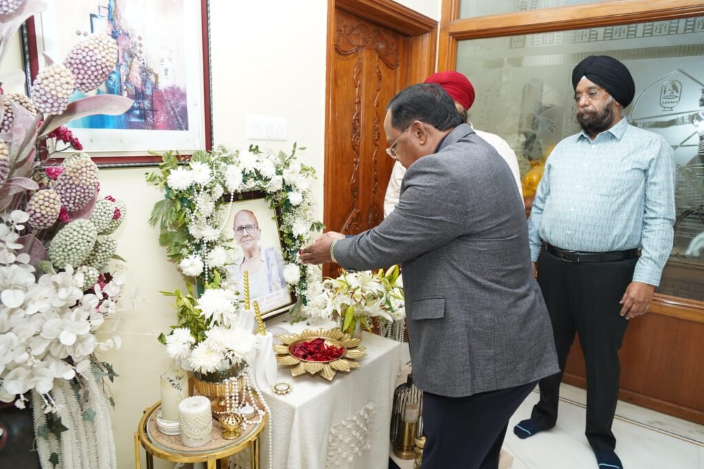 ग्रैंड ग्रुप के चेयरमैन गुरुचरण सिंह होरा की माता प्रकाश कौर होरा को श्रद्धांजलि देने होरा निवास पहुंचे कैबिनेट मंत्री रामविचार नेताम