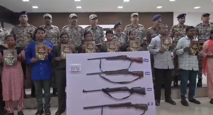 पुलिस बल को फिर मिली बड़ी कामयाबी, 11 हार्डकोर नक्सलियों ने किया आत्मसमर्पण, इतने लाख का था इनाम