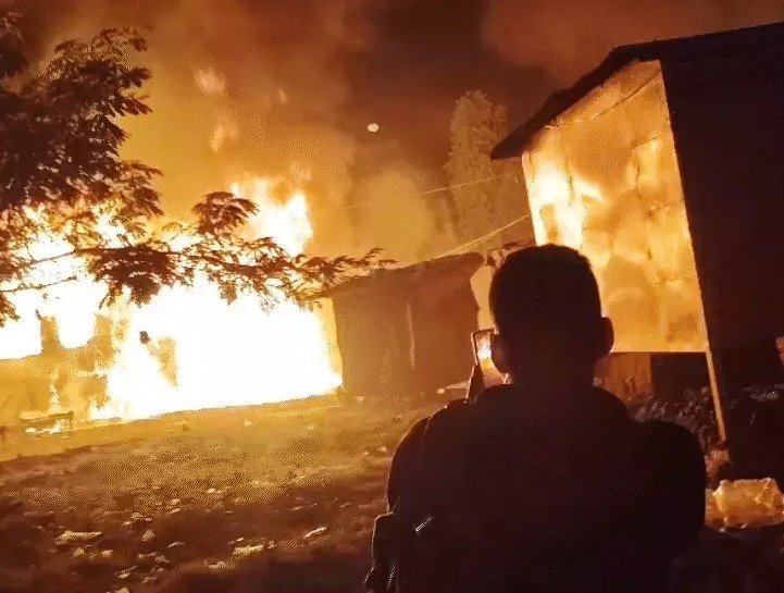 Balrampur Bus-Truck Accident : बलरामपुर भीषण हादसा, ट्रक से टक्कर के बाद बस बनी ‘आग का गोला’, 3 यात्री जिंदा जले, 24 झुलसे