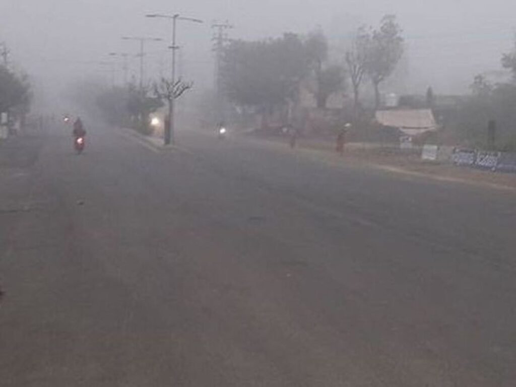 Chhattisgarh Weather Update : छत्तीसगढ़ में ठंड का कहर, मैदानी से पहाड़ी इलाकों तक शीतलहर का अलर्ट, मैनपाट में पारा 5°C