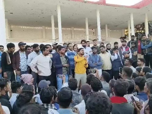 Chhattisgarh Constable Recruitment 2025 : छत्तीसगढ़ कॉन्स्टेबल भर्ती में अनियमितताओं के चलते अभ्यर्थियों में आक्रोश