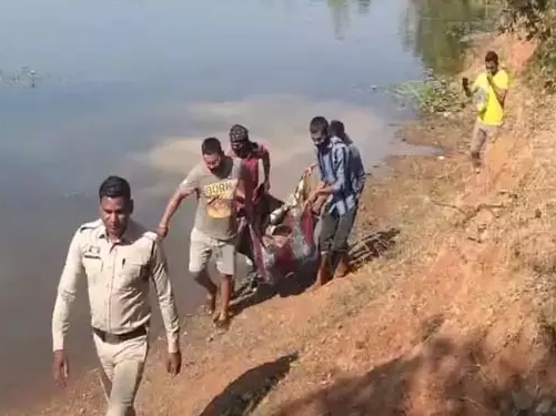 Poultry Farm Operator Murdered : लापता पोल्ट्री फार्म ऑपरेटर की तालाब में मिली लाश, पत्थर बांधकर की गई थी बेरहमी से हत्या