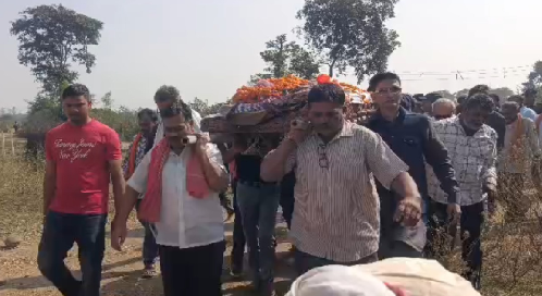 Amit Baghel’S Mother Passes Away : जोहार पार्टी अध्यक्ष अमित बघेल की माता का निधन, पुलिस रिमांड में कड़ी सुरक्षा के बीच अंतिम संस्कार में शामिल हुए