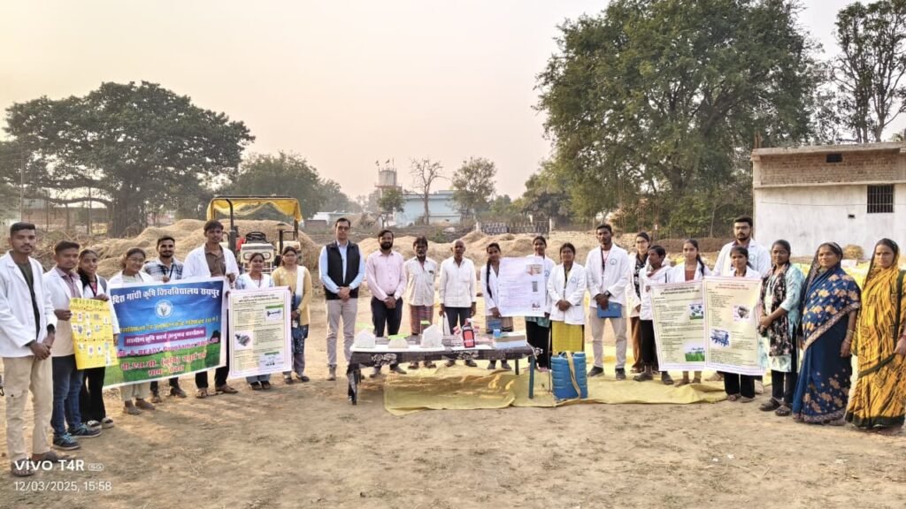 आधुनिक उपकरणों से खेती होगी आसान, विद्यार्थियों ने किसानों को दिए तकनीकी सुझाव