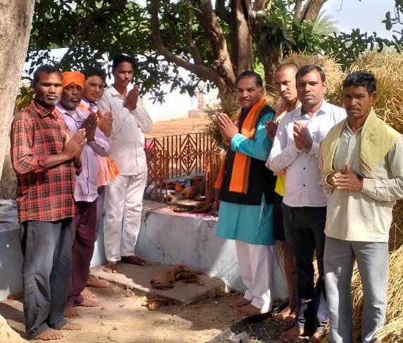 गांव बनई में पारंपरिक ठाकुर देव पूजा सम्पन्न, नई फसल चढ़ाकर ग्रामीणों ने की समृद्धि की कामना