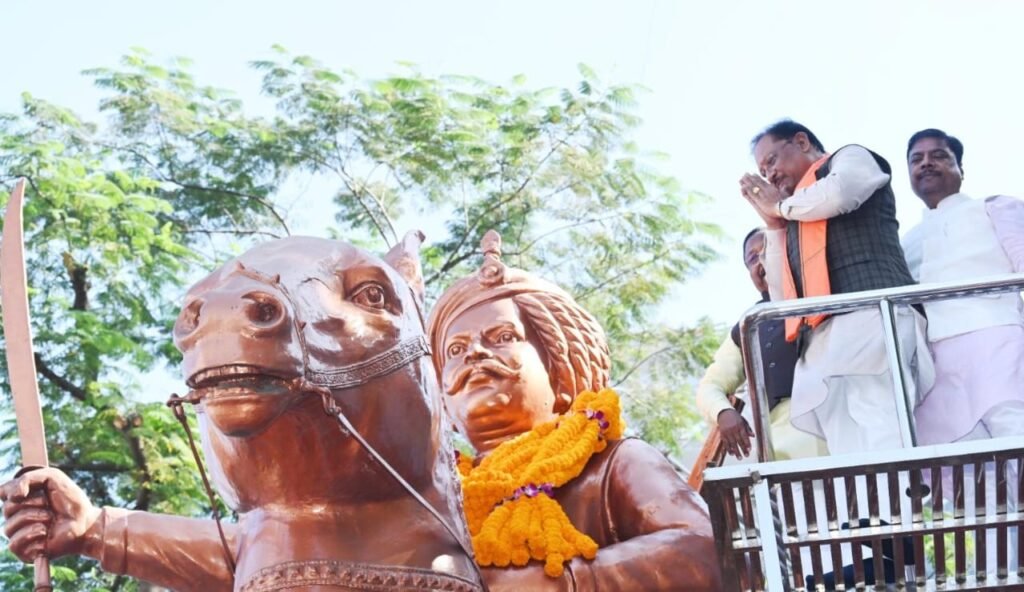 मुख्यमंत्री विष्णुदेव साय ने जयस्तंभ चौक में किया शहीद वीर नारायण सिंह के त्याग और संघर्ष का स्मरण….