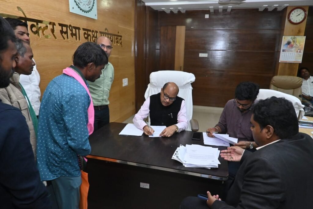 जनदर्शन में कलेक्टर श्री उइके ने 37 आवेदकों की सुनी समस्याएँ