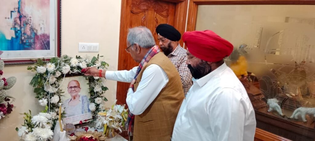 bereaved family होरा निवास पहुंचे सांसद बृजमोहन अग्रवाल, शोक संतप्त परिवार को बंधाया ढांढस