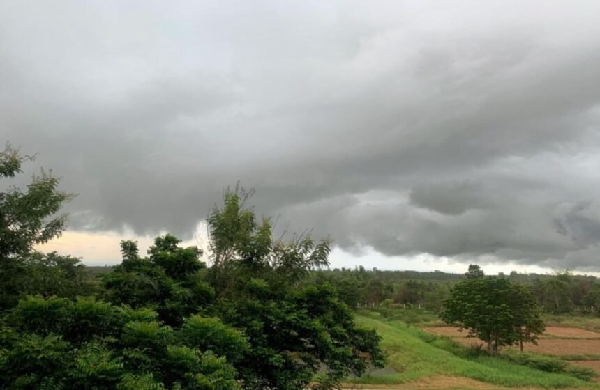 Weather Update : छत्तीसगढ़ में मौसम विभाग का अलर्ट, आज गरज-चमक के साथ हल्की बारिश की संभावना