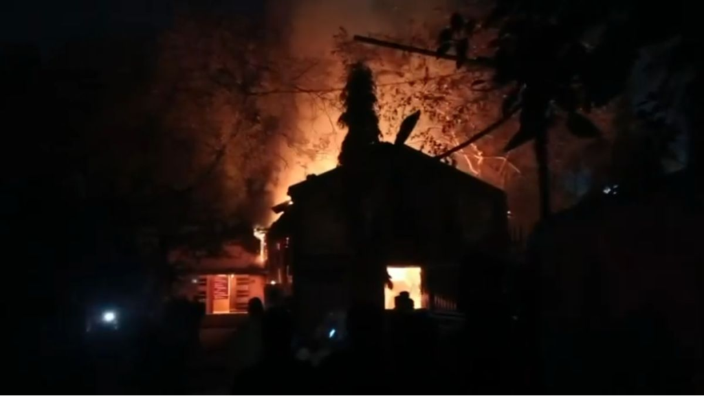 DEO Office Fire : राजधानी रायपुर के टैगोर नगर स्थित DEO कार्यालय में भीषण आग, इलाके में मची अफरा-तफरी