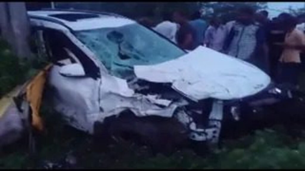 Banaskantha Accident : गुजरात सड़क हादसा, तेज रफ्तार ट्रक ने कार को मारी जोरदार टक्कर, 5 की मौके पर ही मौत, 3 घायल