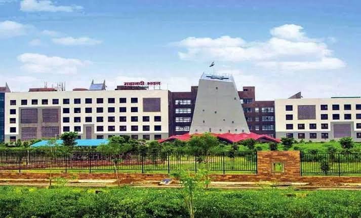 सरकार ने 34 अधिकारियों की जिम्मेदारी बदली