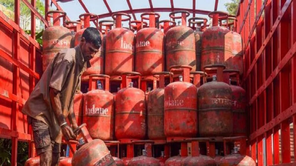 LPG Price Hike 2026 : गैस सिलेंडर हुआ और महंगा, आम नागरिकों व गृहिणियों पर सीधा असर