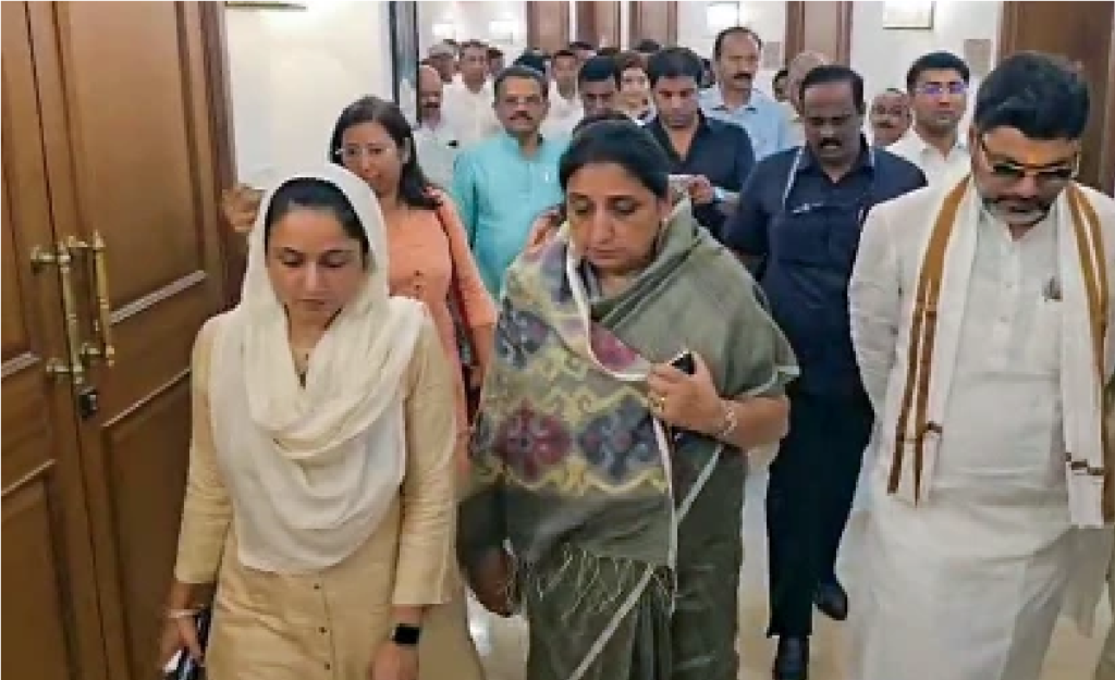 Sunetra Pawar : मुंबई सुनेत्रा पवार ने महाराष्ट्र की डिप्टी CM के रूप में शपथ ग्रहण की Sunetra Pawar