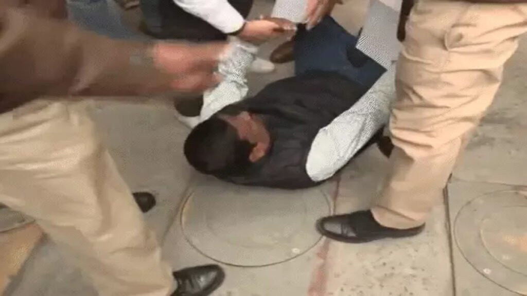 ED रेड के विरोध में TMC का शक्ति प्रदर्शन, दिल्ली में 8 सांसद हिरासत में, ‘मोदी-शाह की गंदी चाल नहीं चलेगी’ के नारे