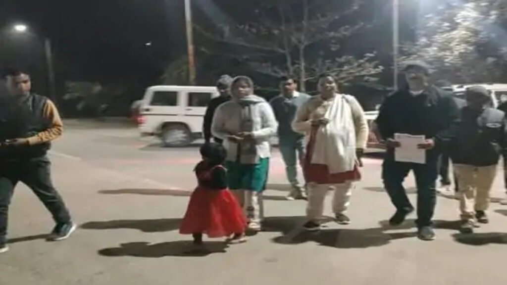 CG NEWS : 9 माह की गर्भवती टीचर से मारपीट का आरोप ‘पीड़िता बोली—प्रिंसिपल ने थप्पड़ मारे और पेट में घूंसे; टीचर एसोसिएशन ने की सख्त कार्रवाई की मांग