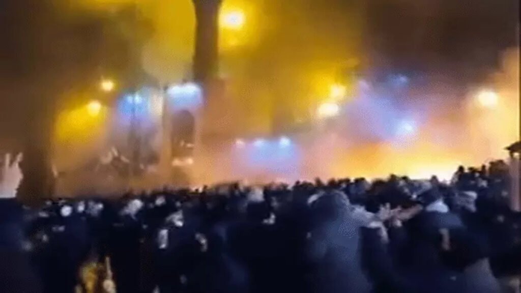 ईरान पर हमले के विकल्पों की ट्रम्प को ब्रीफिंग, फैसला अभी बाकी; सरकार विरोधी हिंसा में 217 मौतों का दावा