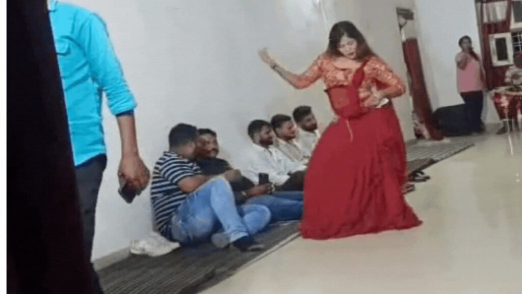 CG NEWS : गरियाबंद के बाद सूरजपुर फॉरेस्ट रेस्ट हाउस में अश्लील डांस का वीडियो वायरल, जनपद सदस्य ने रखा था कार्यक्रम
