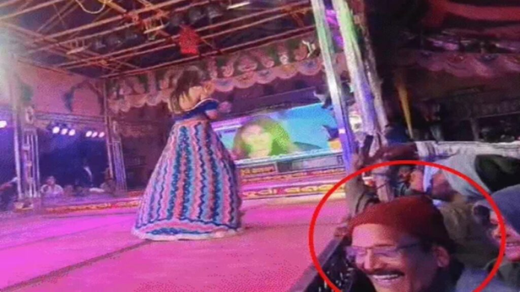 orchestra Dance Video Viral : ऑर्केस्ट्रा में अश्लील डांस का वीडियो वायरल, BJP नेता पर फ्लाइंग किस देने का आरोप; सियासी घमासान तेज