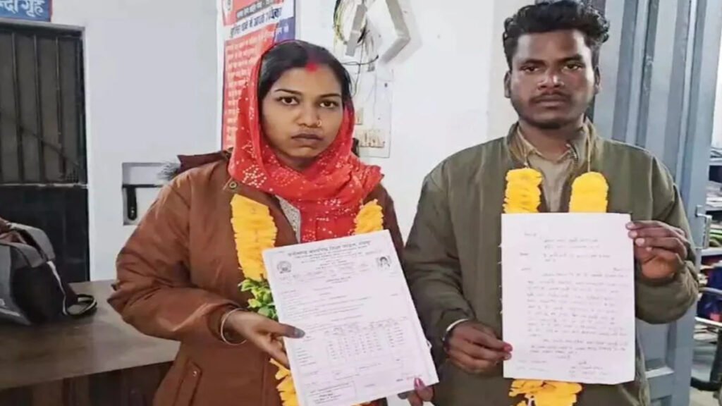 Marriage In The Police Station : थक गए परिजन मनाते-मनाते, थाने में रचाई शादी’ जशपुर में दो प्रेमी जोड़ों ने शिव मंदिर में लिए सात फेरे