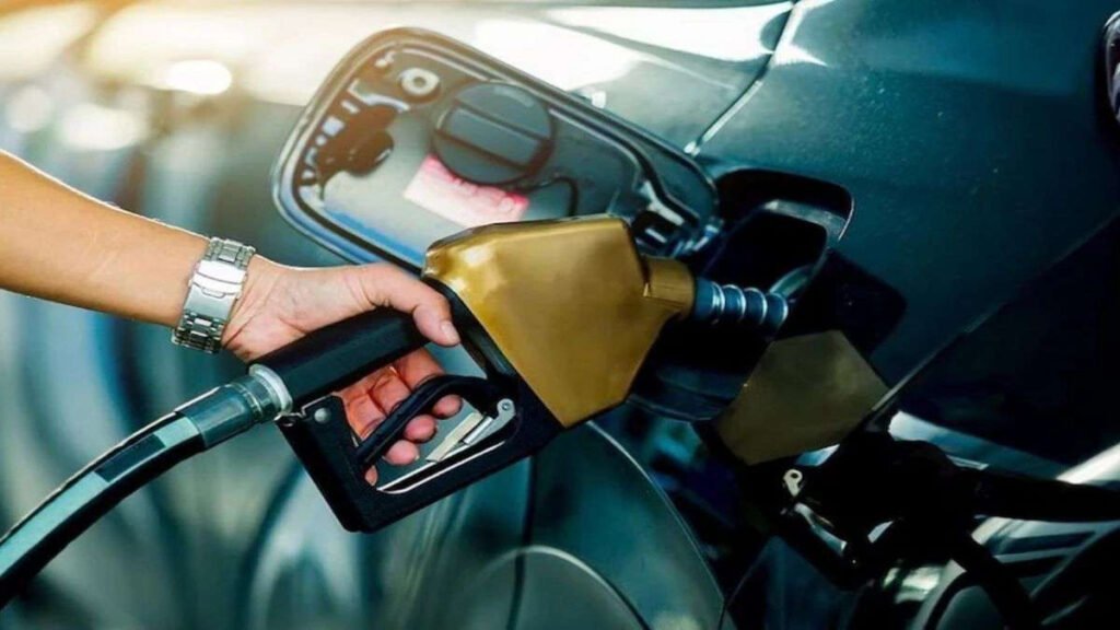 Petrol-Diesel Price Today : कच्चे तेल में नरमी के बीच तेल कंपनियों ने जारी किए नए रेट, जानें आपके शहर में कितना सस्ता हुआ पेट्रोल