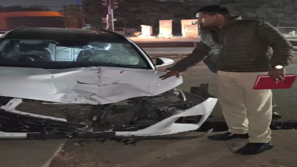 CG Accident News : MLA के बेटे की कार ने मारी ठोकर, अग्रसेन धाम चौक के पास भीषण हादसा