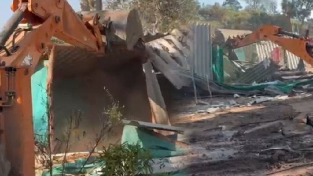 CG NEWS : अतिक्रमण पर बड़ी कार्रवाई, 75 से अधिक मकानों पर चला बुलडोजर