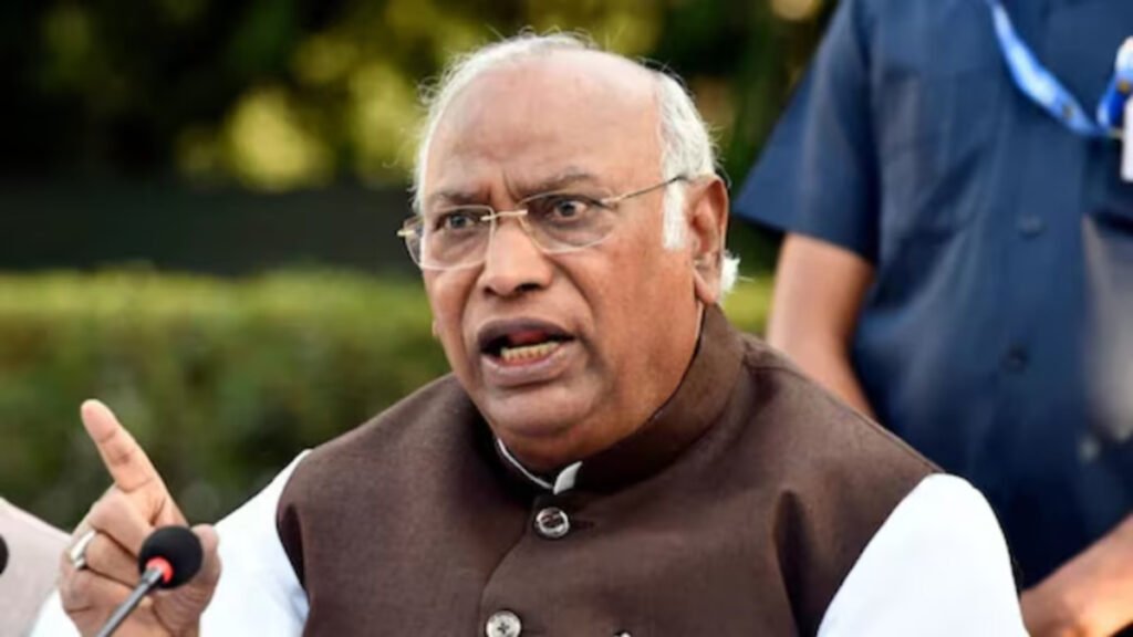 Kharge Attacks PM Modi : बोले— ट्रम्प के सामने क्यों झुक रहे हैं, देश ने सिर हिलाने के लिए प्रधानमंत्री नहीं चुना