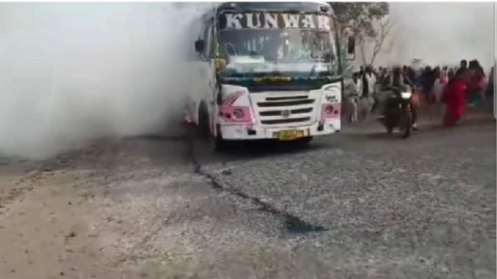 Surajpur Bus Fire : यात्री बस में अचानक लगी आग, बाल-बाल बचे सभी 40 सवार Surajpur Bus Fire