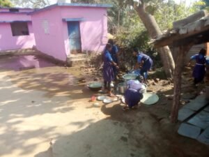 स्कूली बच्चों से बर्तन धुलवाना