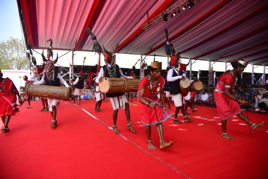 राष्ट्रपति के समक्ष बास्तानार के युवाओं ने ‘गौर नृत्य’ से बिखेरे अद्भुत लोक-रंग…..