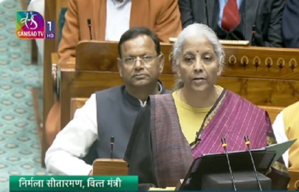 बजट : केंद्रीय बजट लोकसभा में पेश, सीतारमण ने कहा- सरकार विकसित भारत की दिशा में मजबूत कदम उठाना जारी रखेगी