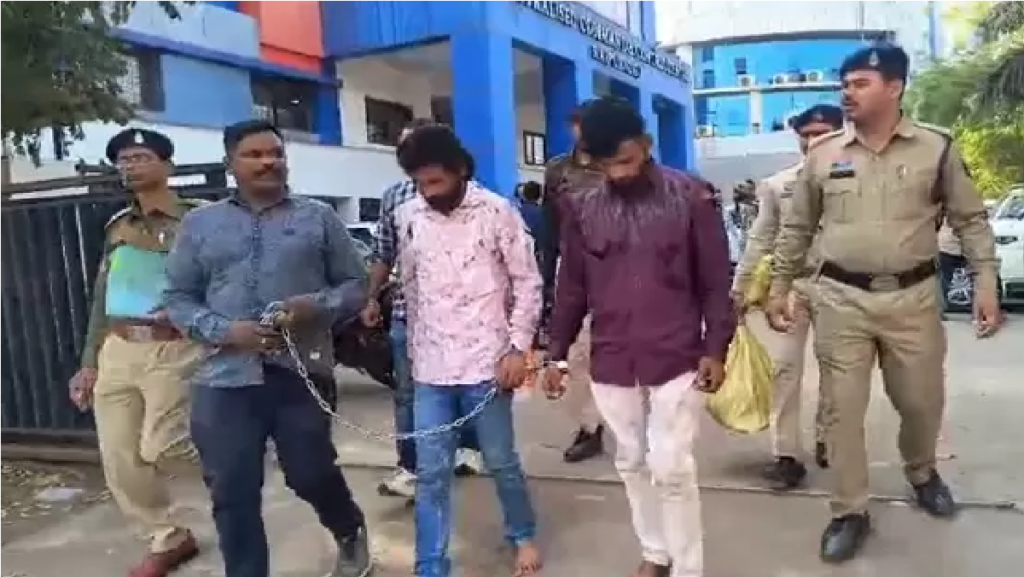 Road Accident : सगाई से लौट रहे ग्रामीणों के साथ दर्दनाक हादसा, 4 की मौत, 2 घायलों की हालत नाजुक Road Accident