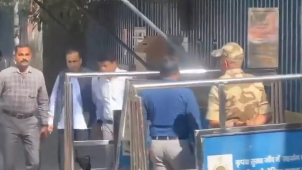 Anil Ambani : अनिल अंबानी पहुंचे ED ऑफिस’ ₹40,000 करोड़ के बैंक धोखाधड़ी मामले में दूसरे दौर की पूछताछ, कल ही जब्त हुआ था ₹3,716 करोड़ का बंगला