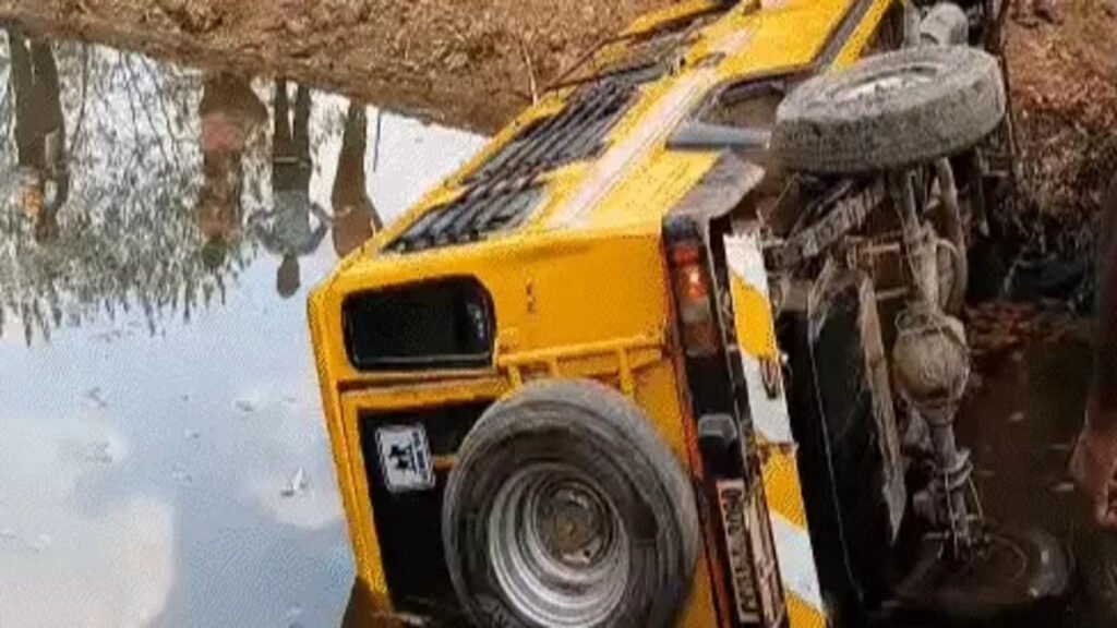 CG BREAKING : छत्तीसगढ़ में मातम’ दो भीषण सड़क हादसों में 5 की मौत, 33 घायल; सगाई से लौट रही पिकअप खाई में गिरी