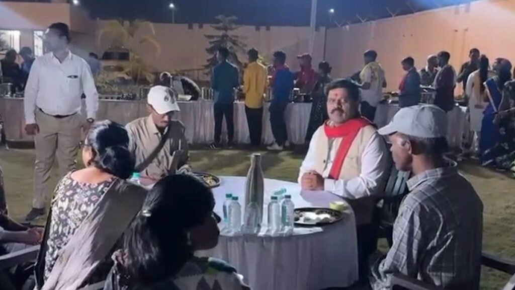 CG NEWS : मुख्यधारा में स्वागत’ गृह मंत्री विजय शर्मा ने आत्मसमर्पित नक्सलियों को कराई ‘जंगल सफारी’, साथ बैठकर किया भोजन