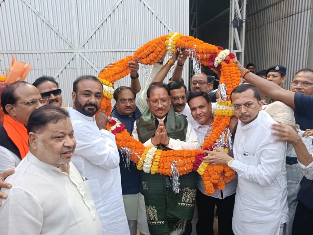 रायपुर पुलिस लाइन हेलीपैड पर गूंजा जश्न: गफ्फू मेमन के नेतृत्व में मुख्यमंत्री विष्णु देव साय का भव्य स्वागत, केक काटकर मनाया जन्मदिन