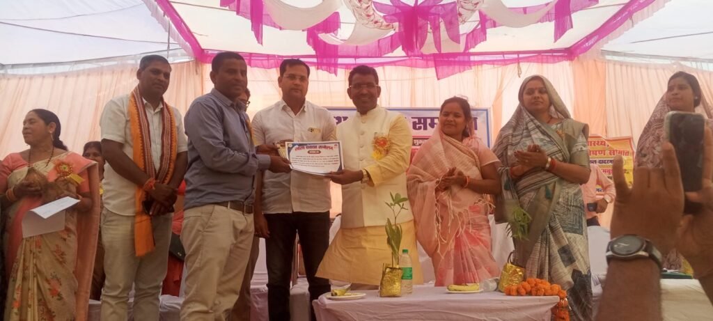 विधायक रोहित साहू ने किया शिक्षक अर्जुन धनंजय सिन्हा को सम्मानित शिक्षक अर्जुन धनंजय सिन्हा सम्मानित