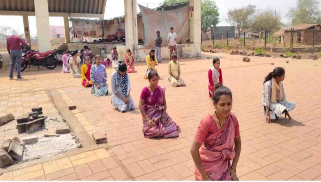 CG D.Ed Candidates Protest : न्याय की आस में ‘दंडवत’ छात्र 81 दिनों से जारी अनशन ने पकड़ा तूल, पुलिस ने रोका रास्ता CG D.Ed Candidates Protest