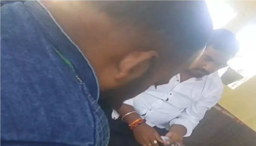 Chhattisgarh Viral Reels Controversy : सोशल मीडिया पर रसूख दिखाना पड़ा भारी जुए की फड़ पर दिखे बीजेपी नेता, गिरफ्तारी की उठी मांग