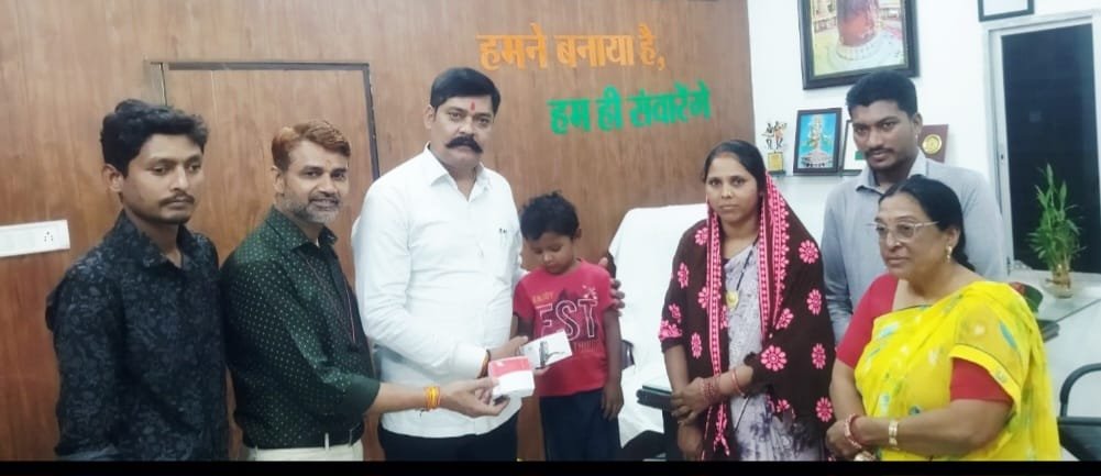 ओमकुमार प्रजापति को श्रवण यंत्र प्रदान किया गया दिव्यांग सहायता योजना