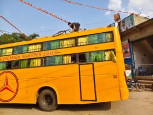 बिजली तार में फंसी साइकिल