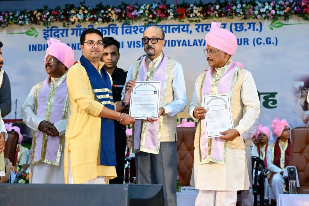 IGKV दीक्षांत समारोह में गरियाबंद के सौरभ देवांगन को पीएचडी की उपाधि IGKV दीक्षांत समारोह