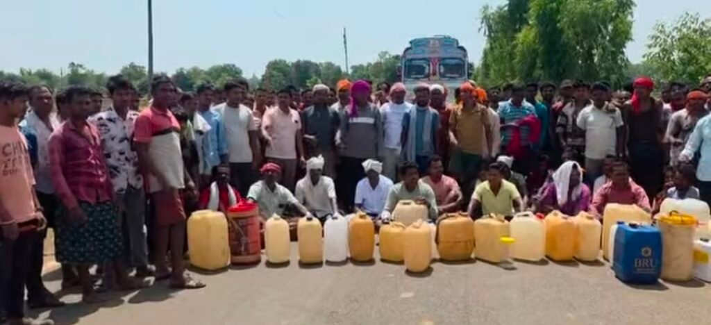 डीजल संकट से भड़के किसान, भगदेवा पेट्रोल पंप के सामने किसानों ने लगाया जाम