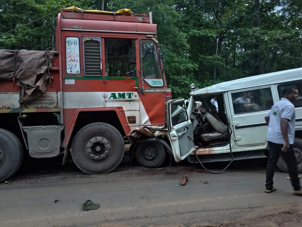 गरियाबंद से देवभोग लौट रही वन विभाग की सरकारी बोलेरो काल के गाल में समाई, भीषण सड़क हादसे में रेंजर अश्वनी दास मुरचुलिया की मौत, 9 अधिकारी-कर्मचारी घायल गरियाबंद सड़क हादसा