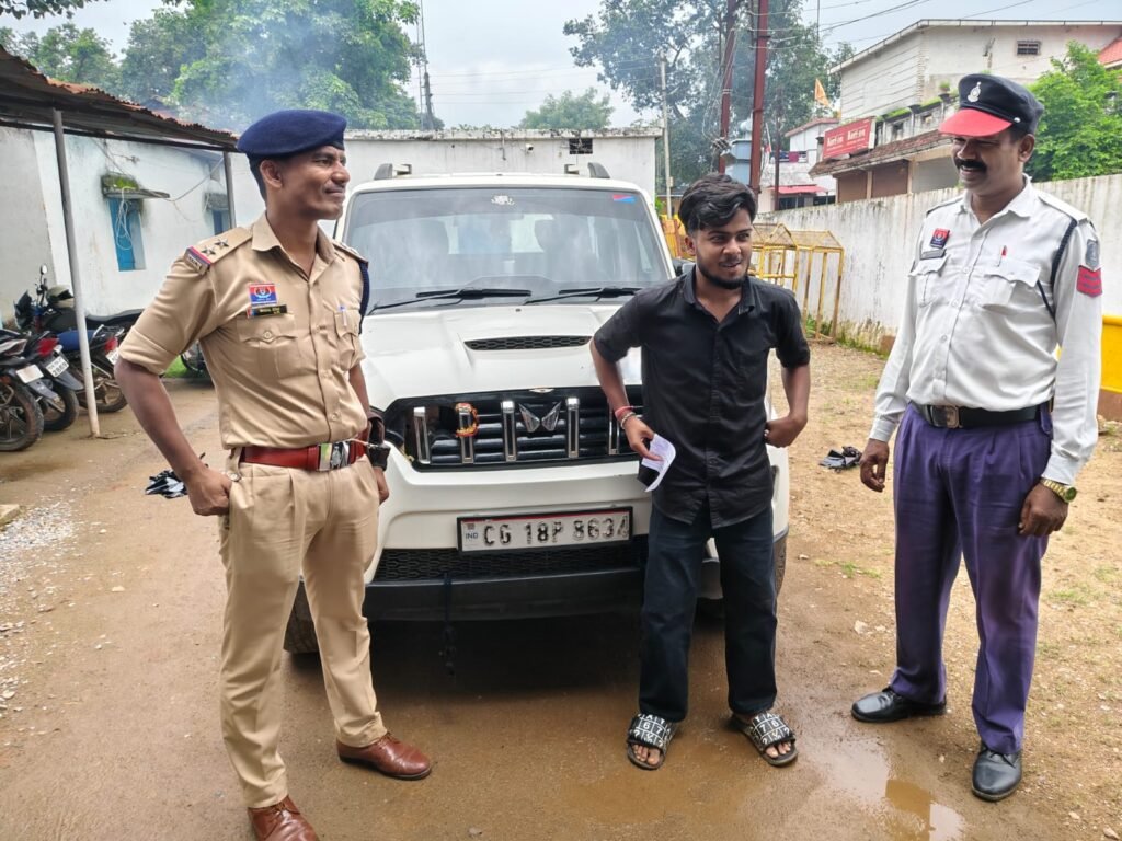 यातायात नियमों से खिलवाड़ पड़ा भारी, स्टंटबाजों पर पुलिस की सख्त कार्रवाई बीजापुर यातायात पुलिस