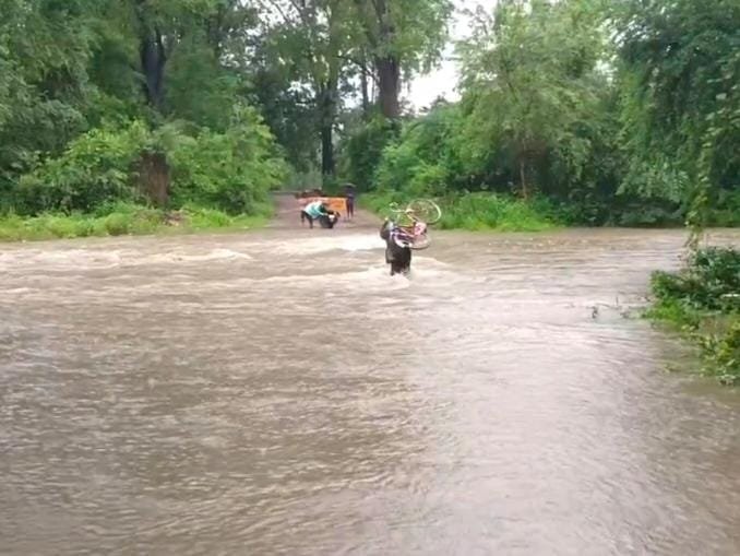 बेलाट नाला फिर बना 36 गांवों की मुसीबत देवभोग मुख्यालय से संपर्क टूटा, हर बारिश में दोहराता है संकट बेलाट नाला