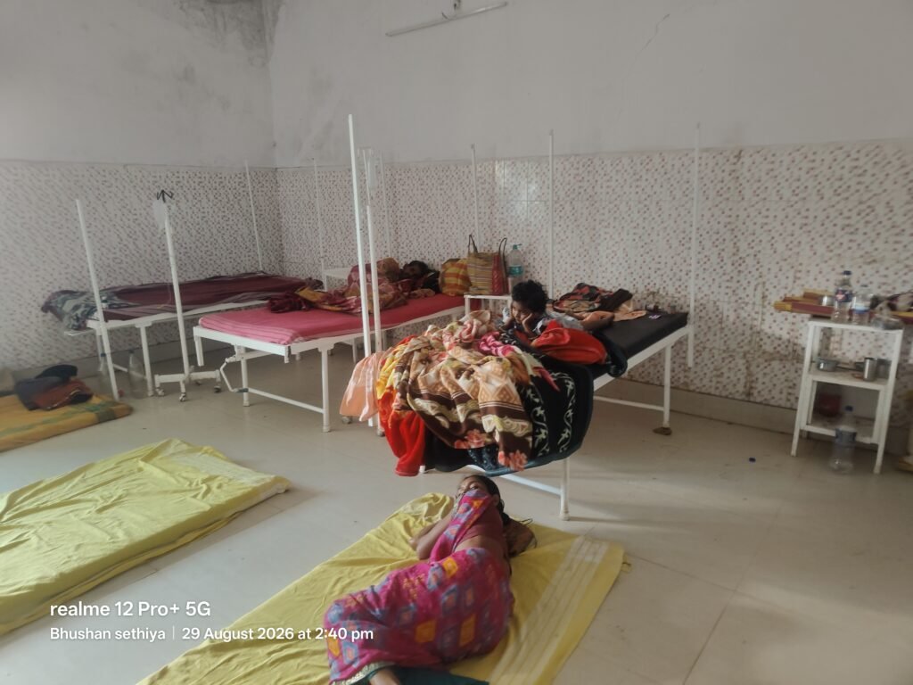मलेरिया के गढ़ में ही लापरवाह स्वास्थ्य विभाग : वार्ड के बेडों से गायब मिलीं मच्छरदानियां मलेरिया