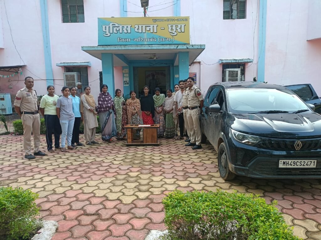 जतमई धाम में ‘चेन गैंग’ का दुस्साहस ! श्रद्धालु महिला के गले से 3 लाख की सोने की चेन झटकी, कैमरों ने खोला राज; काली कार से नागपुर की 7 संदिग्ध महिलाएं पकड़ाईं जतमई धाम चेन स्नेचिंग