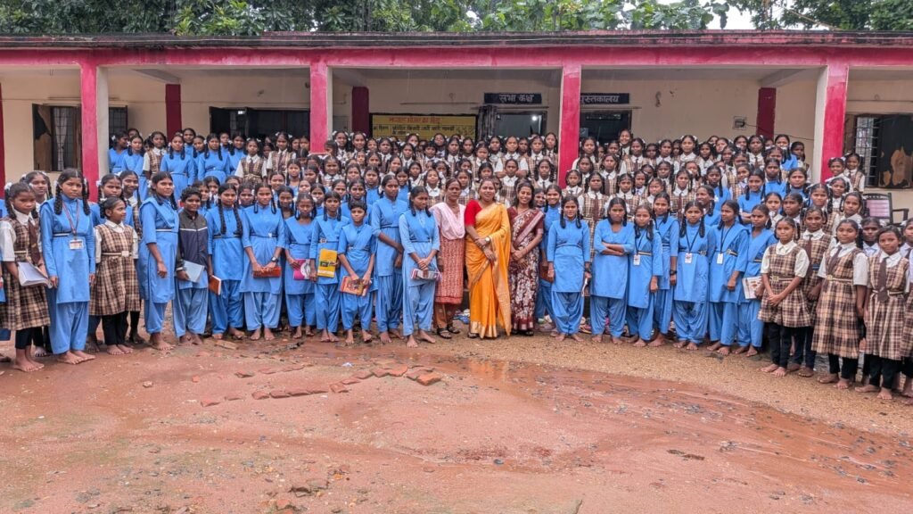 बालिका कस्तूरबा आवासीय विद्यालय सुकमा में आयोग सदस्य अधिवक्ता दीपिका शोरी ने छात्राओं से किया आत्मीय संवाद महिला सशक्तिकरण